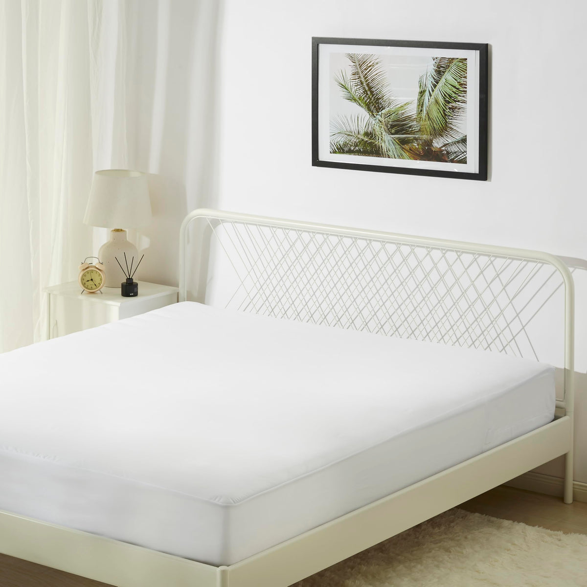 Amazon Basics Zippered Mattress Encasement - Waterproof, Queen
