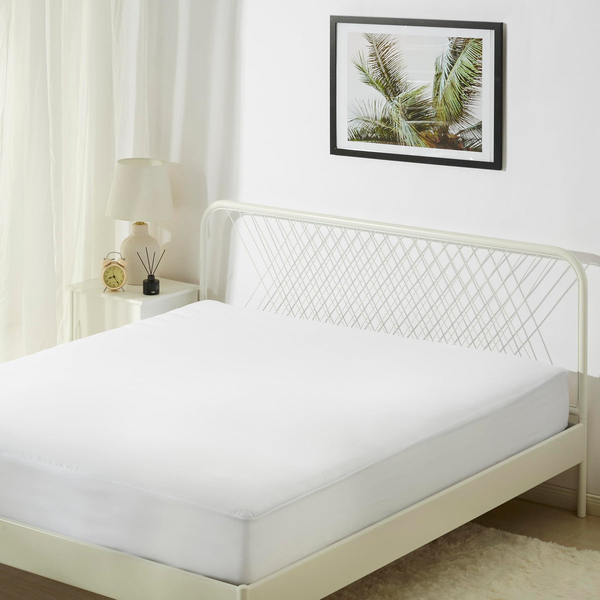 Amazon Basics Zippered Mattress Encasement - Waterproof, Queen