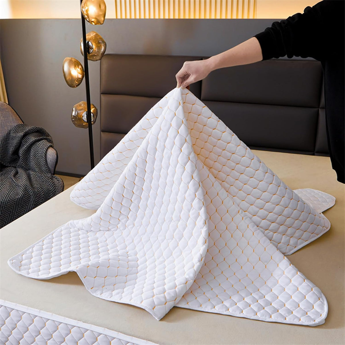 Mattress protector Double Mattress Cover Zipped Quilted Mattress Protector Single/Small Double/King Bed Mattress Topper Cover Fully Total Encasement Cover Anti-dust Washable Fitted Sheet(White a,160x2